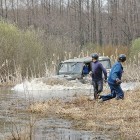 Автомобиль УАЗ преодолевает водную преграду