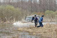 Автомобиль УАЗ преодолевает водную преграду