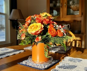 Яркий букет с розами в оранжевой вазе