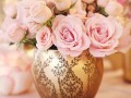 Букет розовых роз в узорчатой вазе
