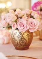 Букет розовых роз в узорчатой вазе