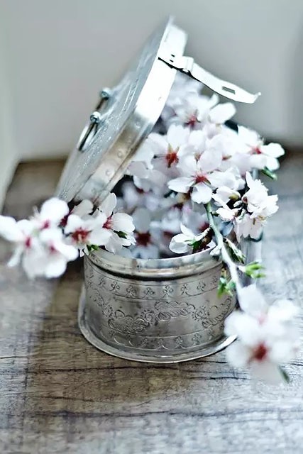 Весенний букет в серебряной шкатулке