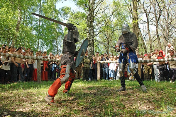 Реконструкция средних веков. Сражение рыцарей