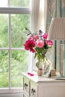Букет розовых цветов у окна