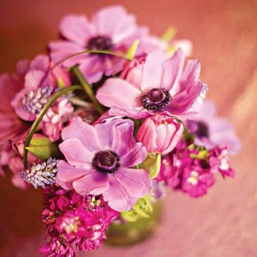 Букет розовых цветов на столе