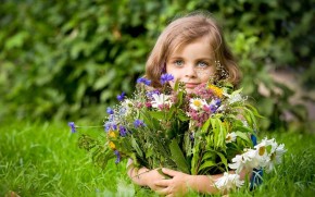 Девочка с букетом луговых цветов