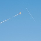 Небо самолёт авиамодель инверсный след