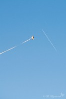 Небо самолёт авиамодель инверсный след