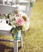Букет с розами на стуле