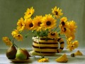 Букет жёлтых цветов с грушами 
