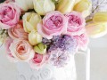 Розы и тюльпаны в фарфоровом кувшине