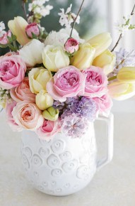 Розы и тюльпаны в фарфоровом кувшине
