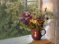 Букет луговых цветов в глиняном кувшине на подоконнике