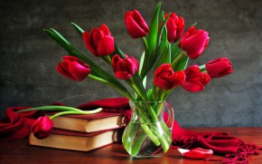 Красные тюльпаны в прозрачной вазе