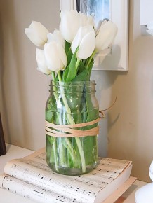 Белые тюльпаны в банке на нотах